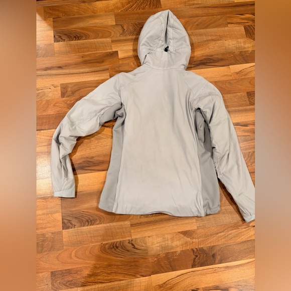 Arc'teryx Women's Light Gray Ski Jacket - Picture 2 of 10